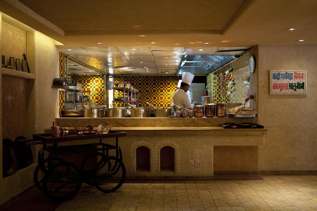 Taj Surajkund Resort & Spa, Delhi Ncr Faridabad Exterior foto The open kitchen at the restaurant